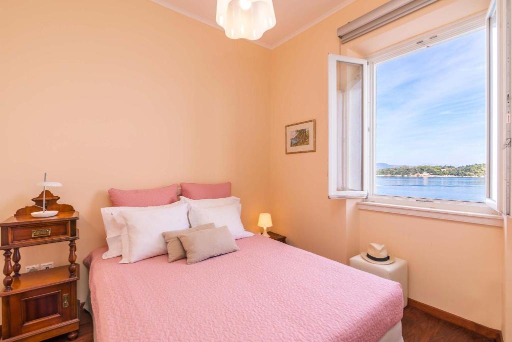 Posteľ alebo postele v izbe v ubytovaní Mouragia Luxury Seaview Suite by Konnect