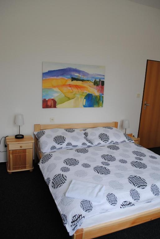 Łóżko lub łóżka w pokoju w obiekcie Hotel pod Šikmou Věží