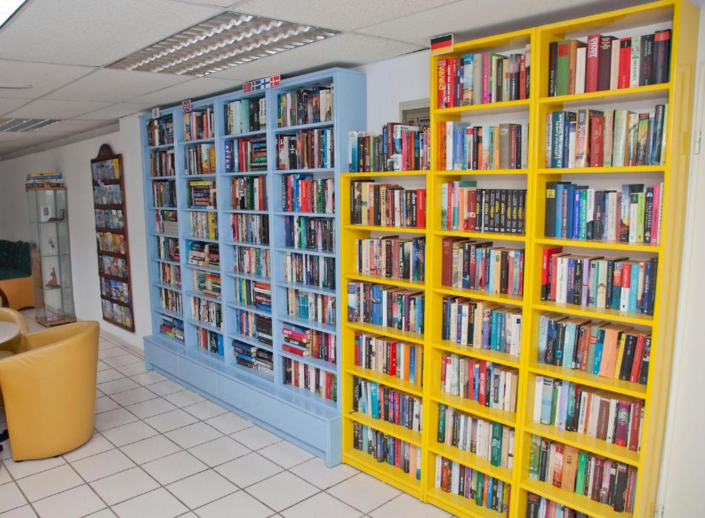 Biblioteka w aparthotelu