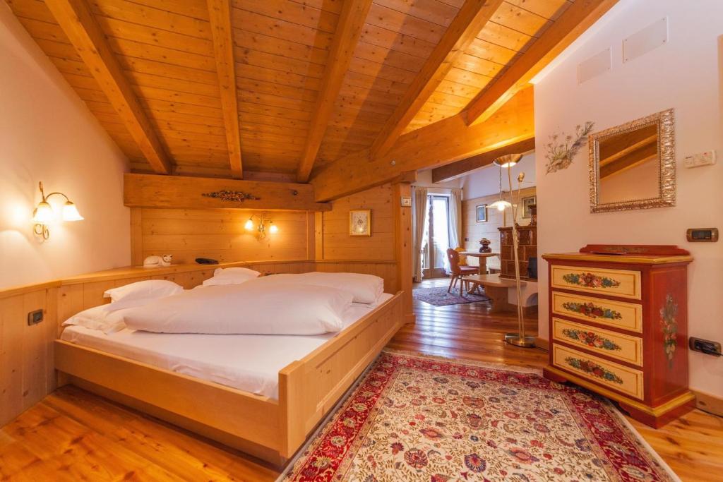 A bed or beds in a room at Malga Ces