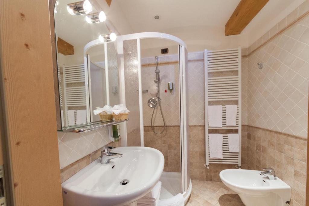 A bathroom at Malga Ces