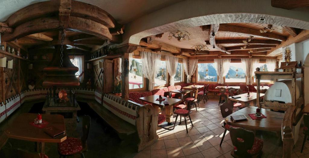 A restaurant or other place to eat at Malga Ces