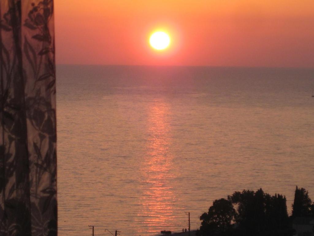 ロオにあるAlagg Guest Houseの海上の夕日