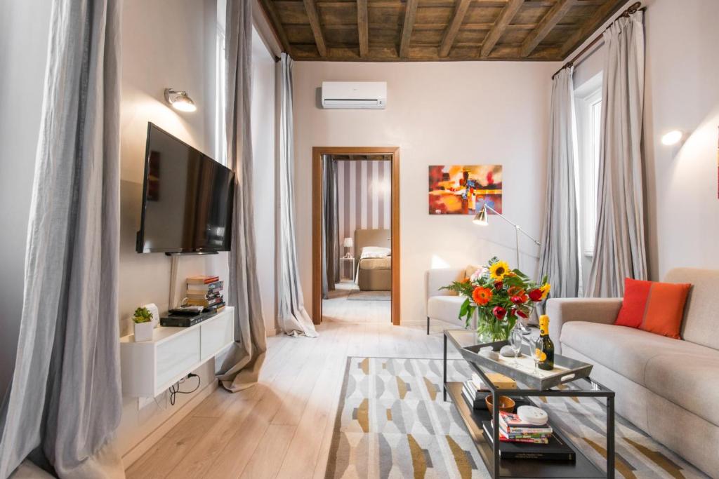 Living Rhome-SpanishSteps في روما: غرفة معيشة مع أريكة وتلفزيون