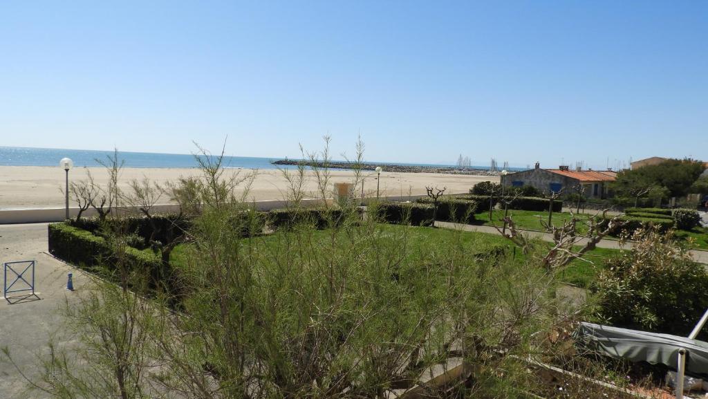 une vue sur la plage depuis le balcon d'un condo dans l'établissement Appartement Saint Pierre 30m de la plage, à Saint Pierre La Mer