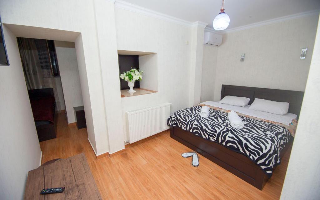 ein kleines Schlafzimmer mit einem Bett in einem Zimmer in der Unterkunft Hotel Elegant 2 in Tbilisi City