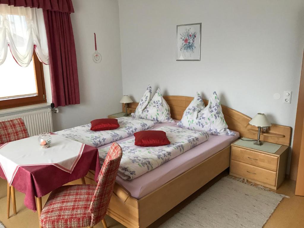 A bed or beds in a room at Gästehaus Dullnig