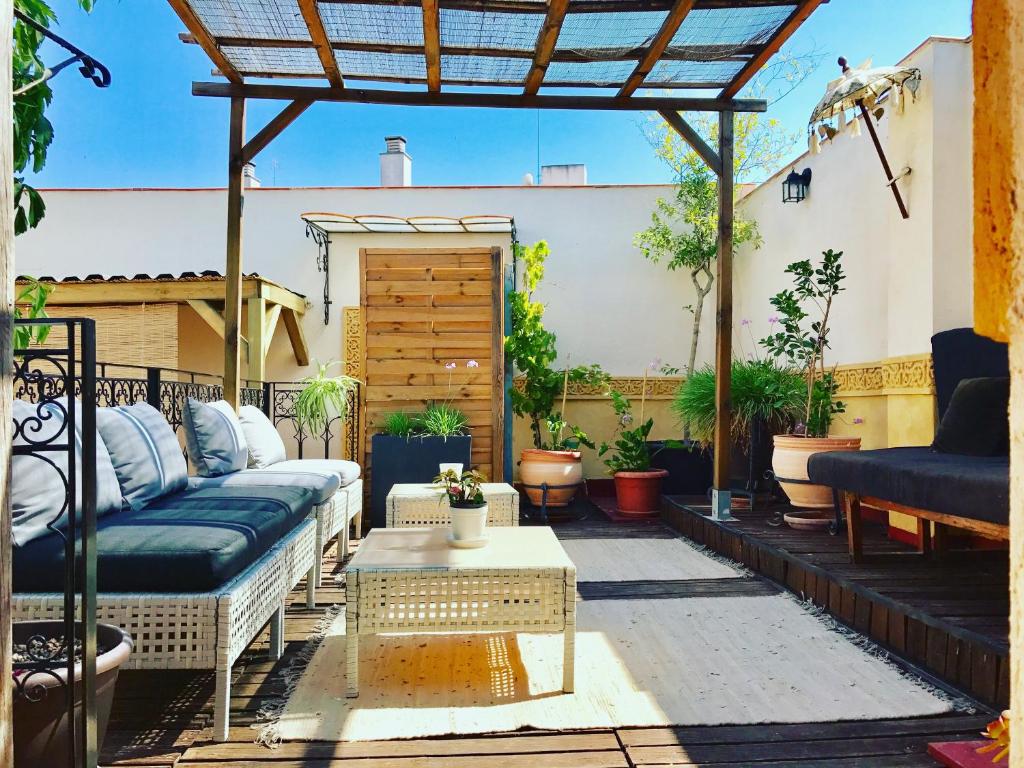 un patio con sofás y una mesa en Casa Seven Jerez, en Jerez de la Frontera