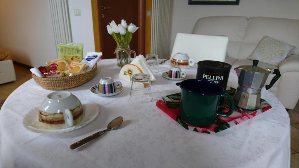 ヴィチェンツァにあるAlloggi Diamanteの白いテーブルクロスとお茶セット付