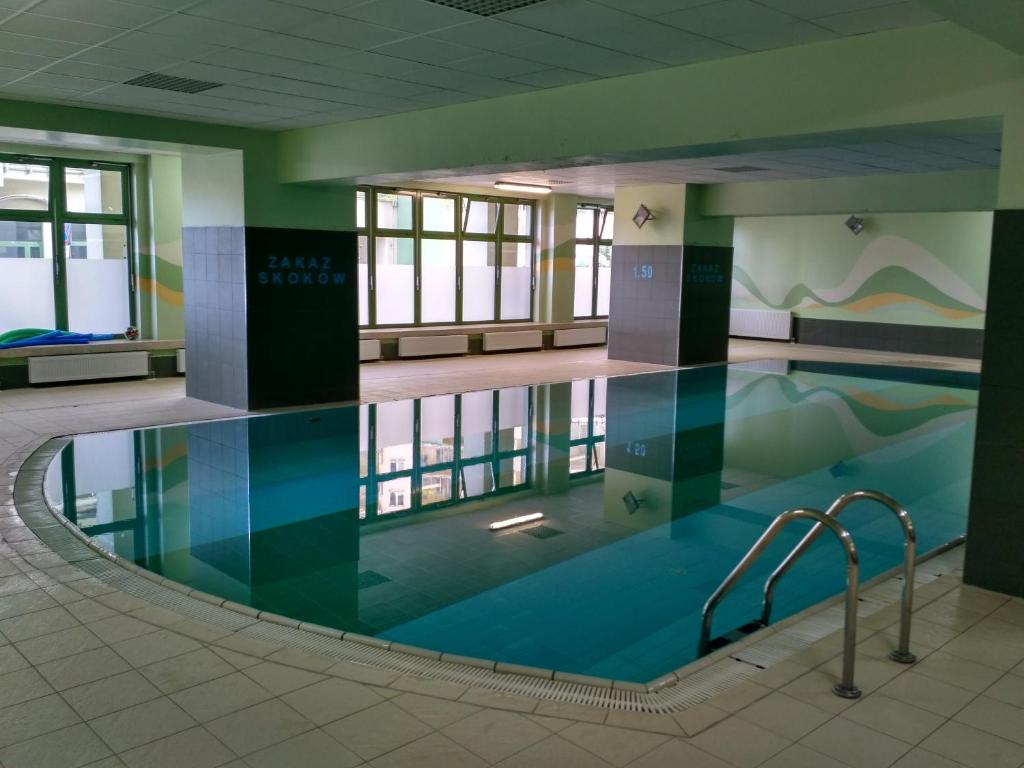 - une piscine dans un bâtiment avec piscine dans l'établissement Warsaw Aparts Bukowińska Mokotów, à Varsovie