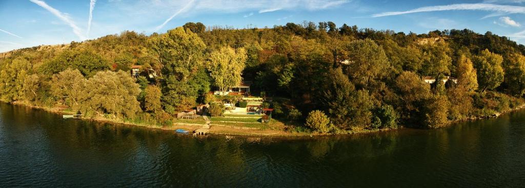 uma pequena ilha no meio de um lago em B&B Garonnella em Toulouse