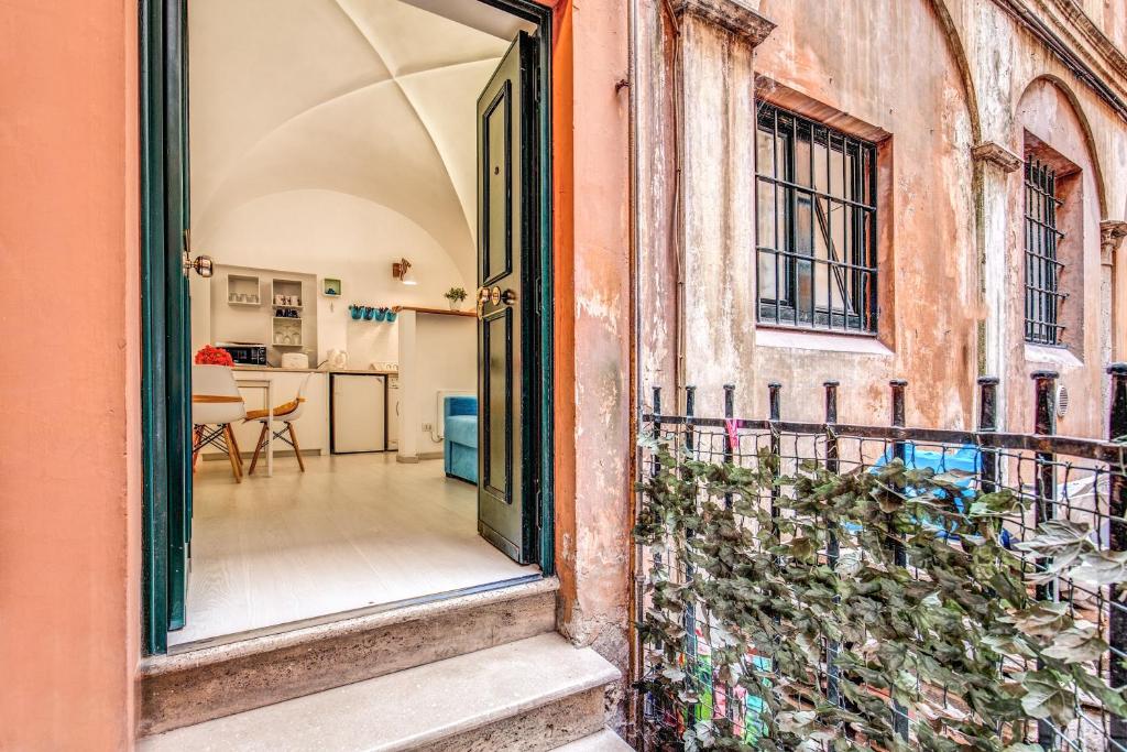 ローマにあるCoronari stylish apartmentのバルコニー付きの建物への開放ドア