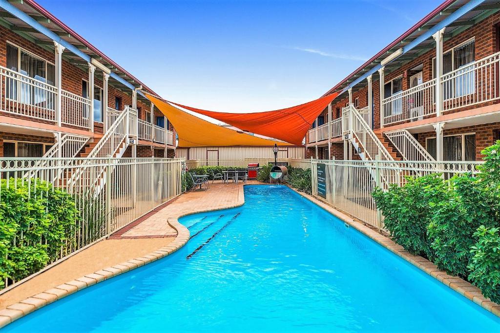 una piscina en medio de un edificio en Quest Yelverton Kalgoorlie, en Kalgoorlie