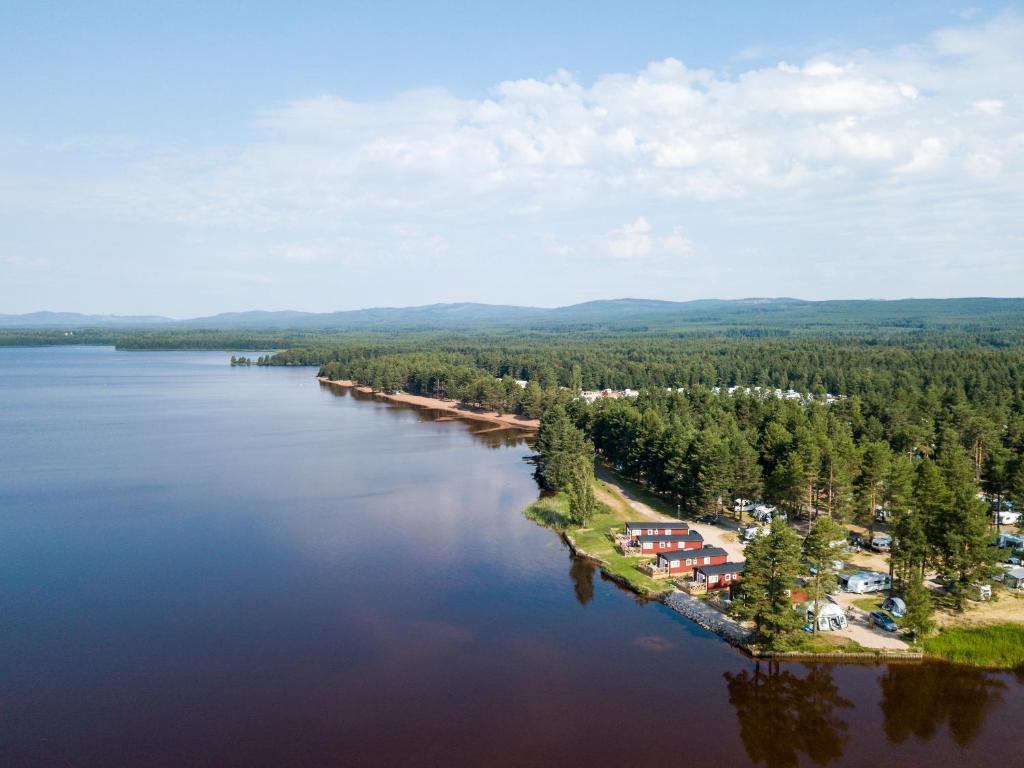 eine Insel inmitten eines Sees mit Bäumen in der Unterkunft First Camp Orsa - Dalarna in Orsa