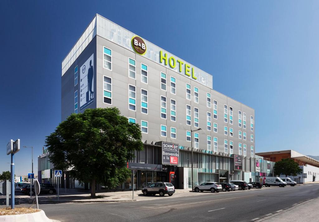 ein Hotel auf einer Straße mit davor geparkt in der Unterkunft B&B HOTEL Granada in Pulianas