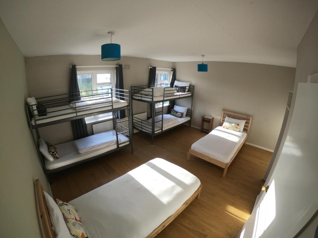 Postel nebo postele na pokoji v ubytování Rougey Lodge Hostel