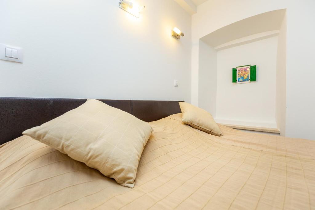 Postel nebo postele na pokoji v ubytování City wall's studio apartment