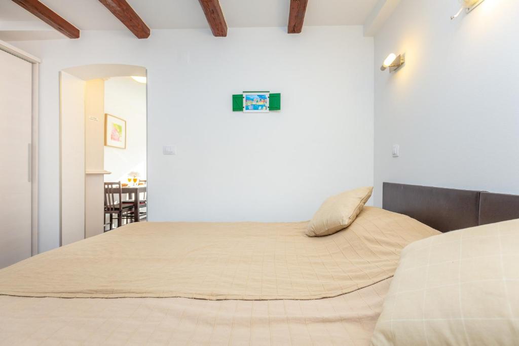 Postel nebo postele na pokoji v ubytování City wall's studio apartment