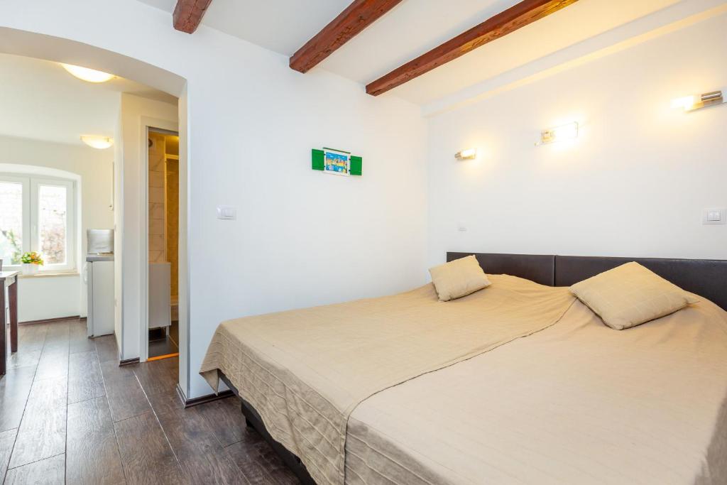 Postel nebo postele na pokoji v ubytování City wall's studio apartment