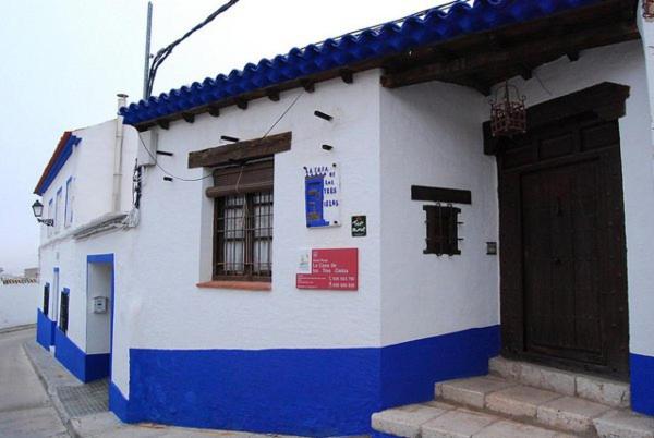 un edificio blu e bianco con una porta di Hotel Rural La Casa de los Tres Cielos a Campo de Criptana