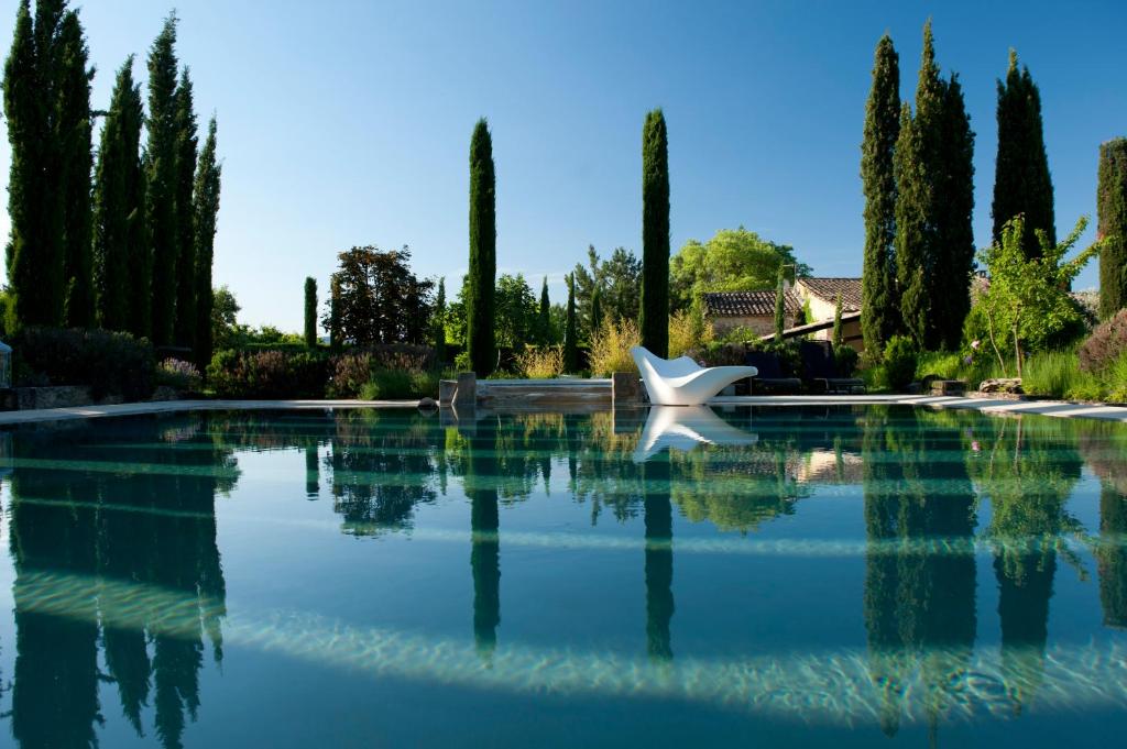 ヴェゾン・ラ・ロメーヌにあるB&B Contemporain Le Jardinの真ん中の白い星の水