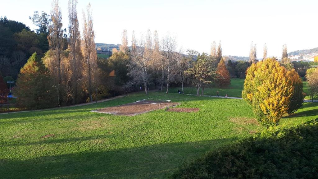 een park met een honkbalveld in het gras bij PR Blanco in Santiago de Compostela