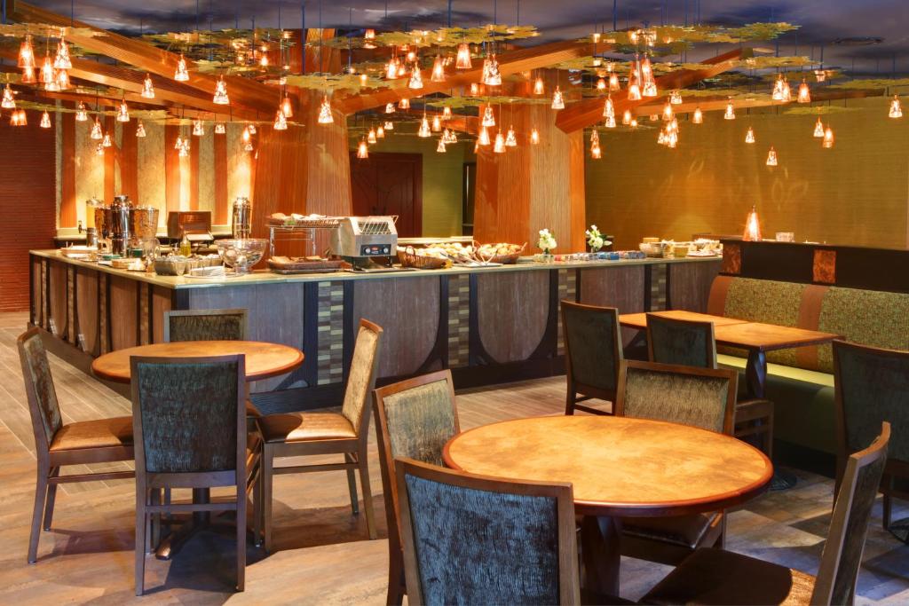 Un restaurante o sitio para comer en Disney Sequoia Lodge