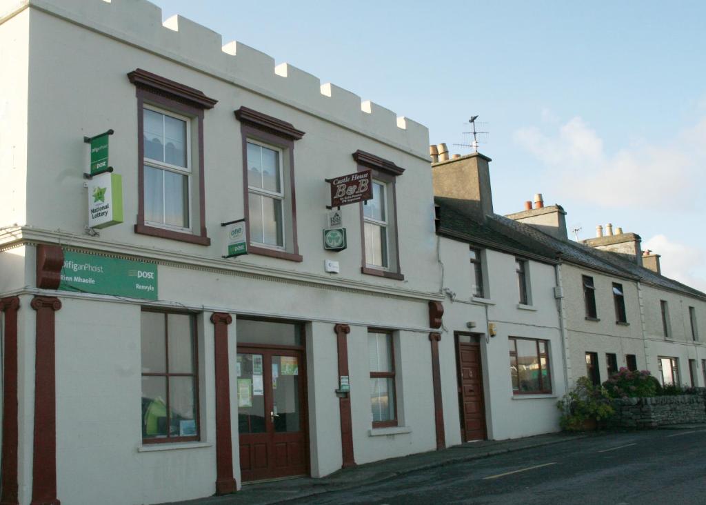 un bâtiment blanc sur le côté d'une rue dans l'établissement Castlehouse B&B, à Renvyle