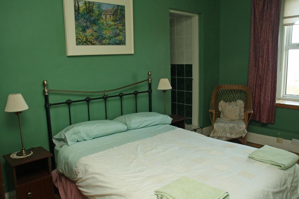 Una cama o camas en una habitación de Castlehouse B&B