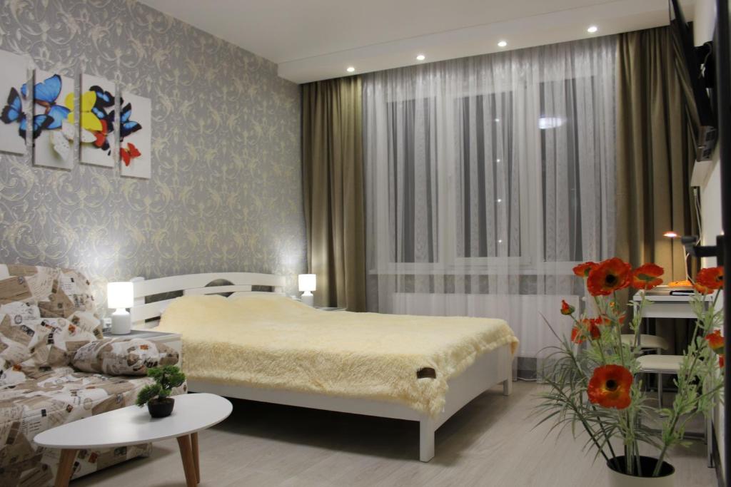 una camera con letto e divano di Apartments Butterfly Wing a Odessa