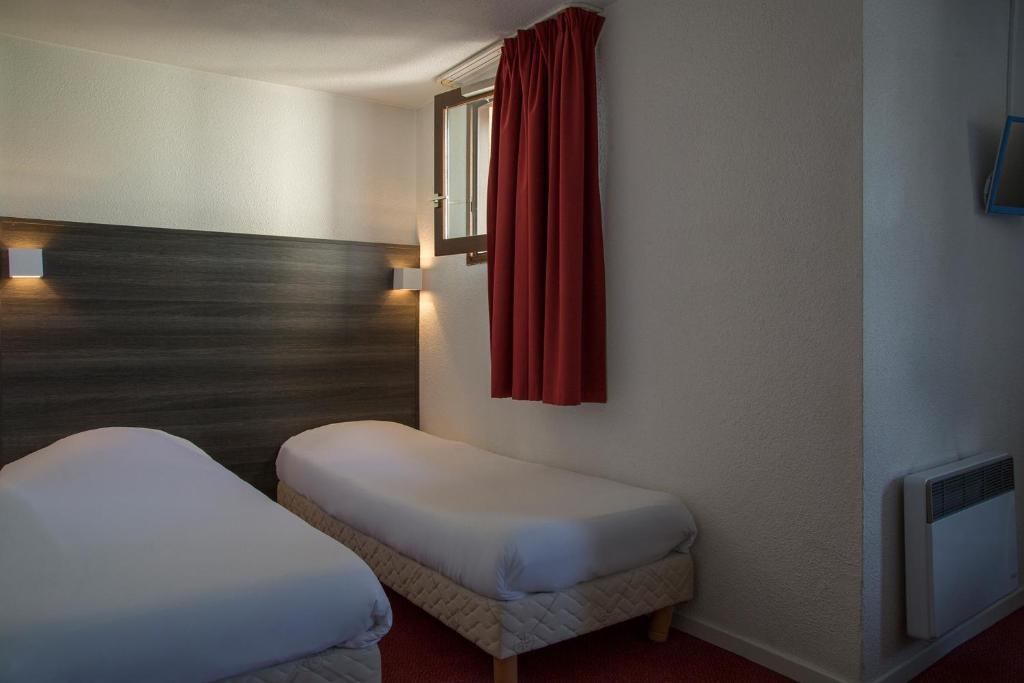 Postel nebo postele na pokoji v ubytování The Originals City, Hôtel Amys, Tarbes Sud