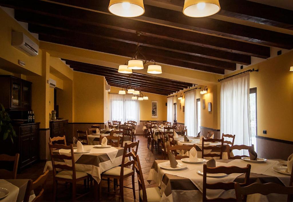 Reštaurácia alebo iné gastronomické zariadenie v ubytovaní Feudo delle Querce