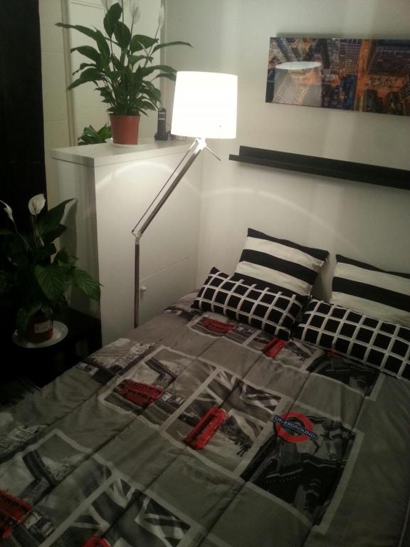 ボルドーにあるCozy and Comfort at Cite du Vinのベッドルーム1室(ランプ付きのベッド1台、映画写真付きのベッドカバー付)