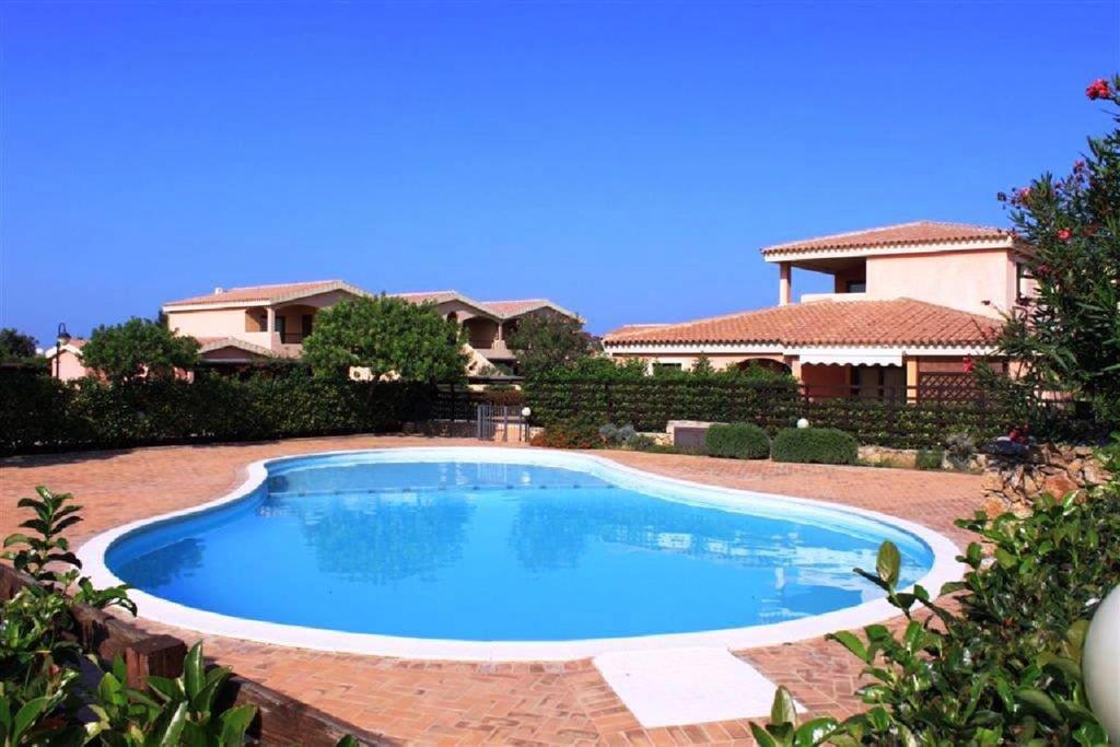 ein großer blauer Pool vor einem Haus in der Unterkunft Appartamento Mare Olbia – Murta Maria in Olbia