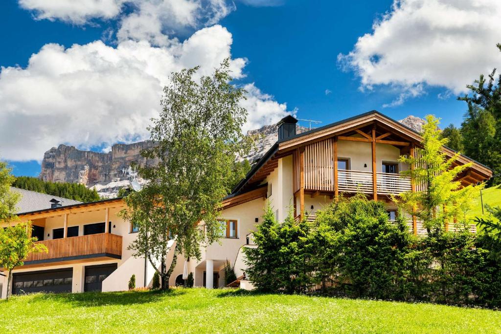 a house with a mountain in the background at Col Dala Vara in San Cassiano