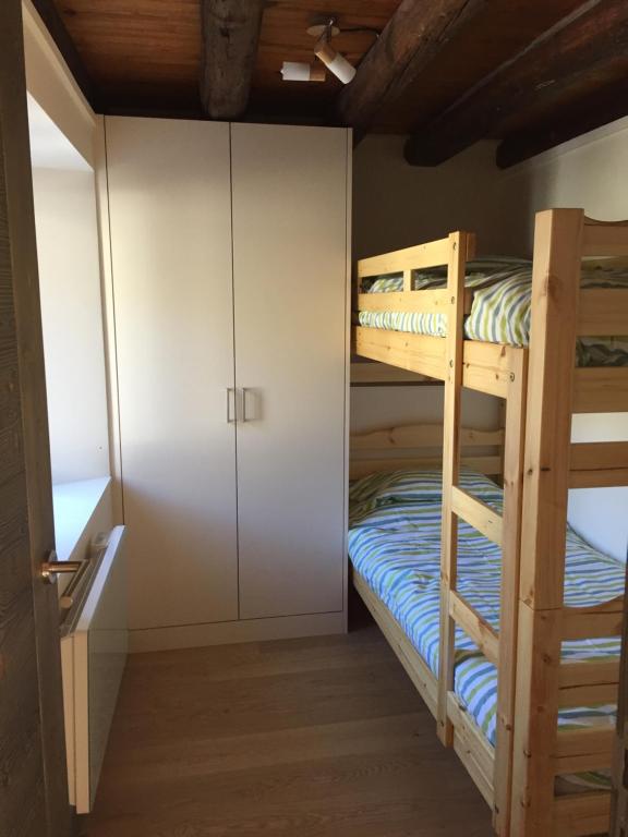 Zimmer mit Etagenbett, 2 Etagenbetten und einer Tür in der Unterkunft 2 Chemin des Epinois in Séez