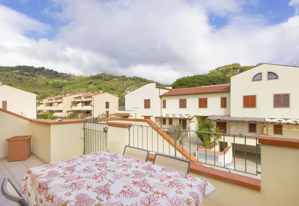 a balcony with a table and a view of a city at Bilocale Giulia in Casa Alzi