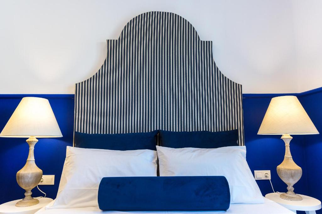 Łóżko lub łóżka w pokoju w obiekcie Georgioupolis Plaza Suites