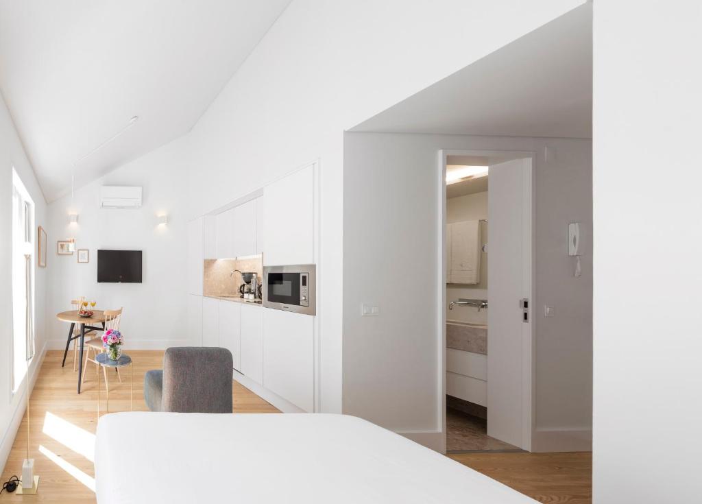 um quarto branco com uma cozinha e uma sala de jantar em Lisbon Serviced Apartments - Benformoso em Lisboa