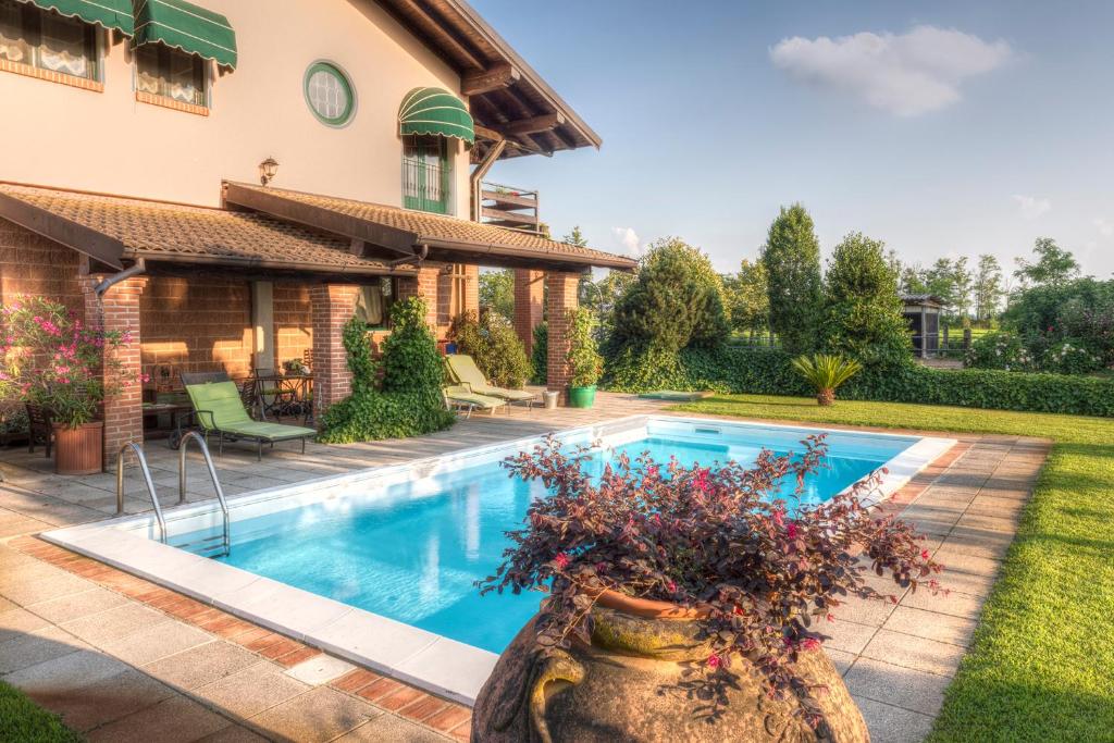 a swimming pool in the backyard of a house at Agriturismo Maiocchi in Borgarello