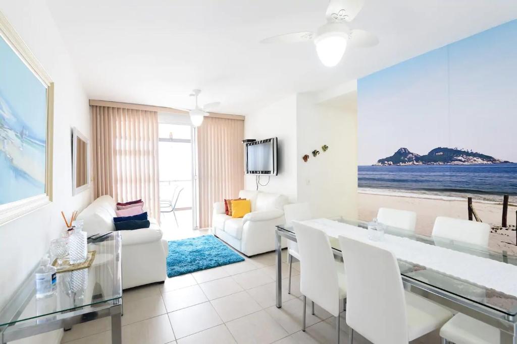 sala de estar con mesa y sillas blancas en Barra Family Resort - 3 Quartos, en Río de Janeiro