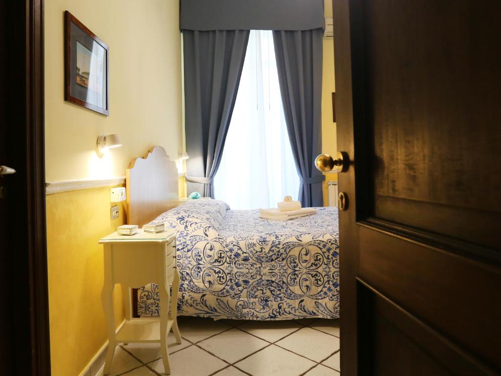 ナポリにあるサンタ ルチア 50の小さなベッドルーム(ベッド1台、窓付)
