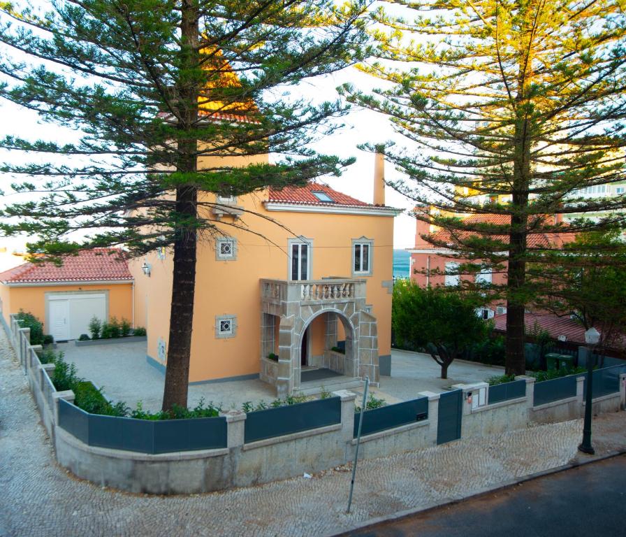une maison avec des arbres devant elle dans l'établissement Duques Villa Luxury Guesthouse, à Lisbonne