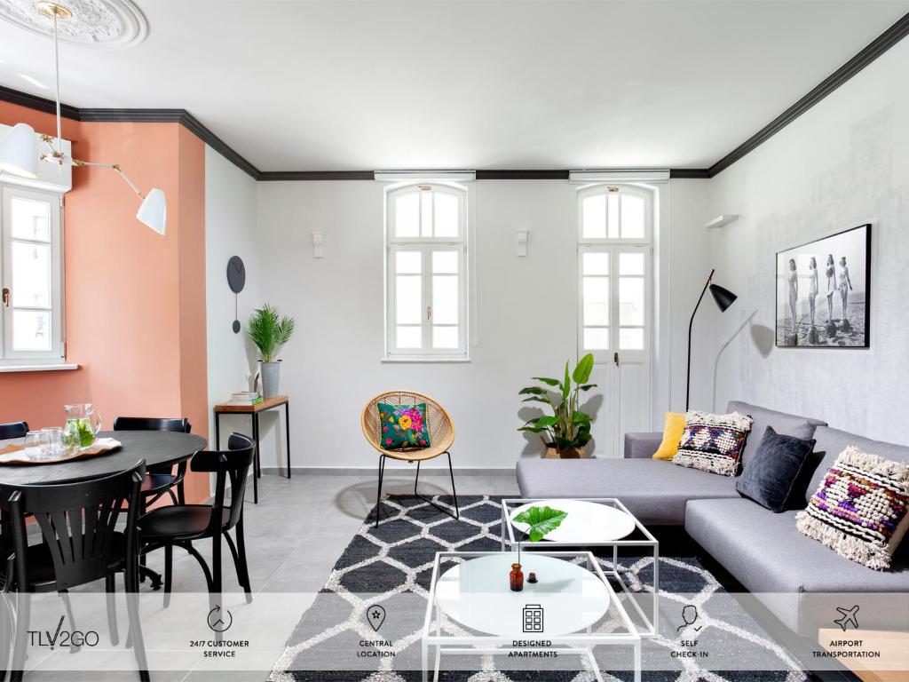 ein Wohnzimmer mit einem Sofa und einem Tisch in der Unterkunft Mr. Katinsky - By TLV2GO in Tel Aviv