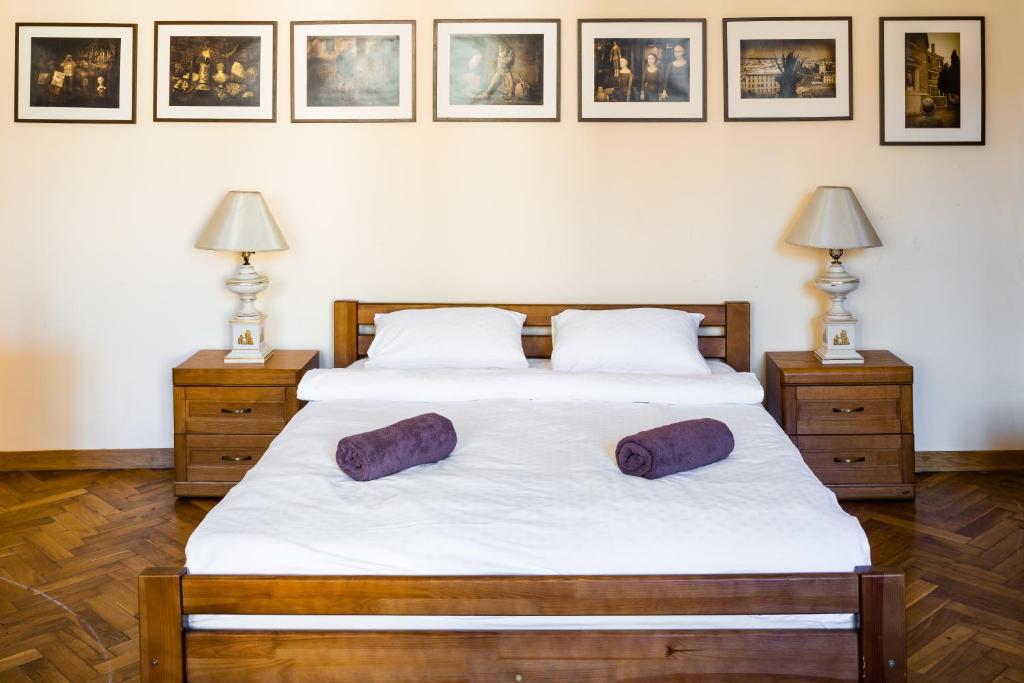 um quarto com uma cama com duas almofadas em Romari Ставропігійська em Lviv