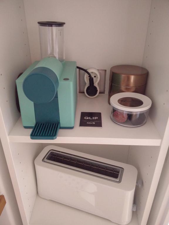a kitchen shelf with a blender and a toaster at Casa da Tia Adozinda in Lisbon