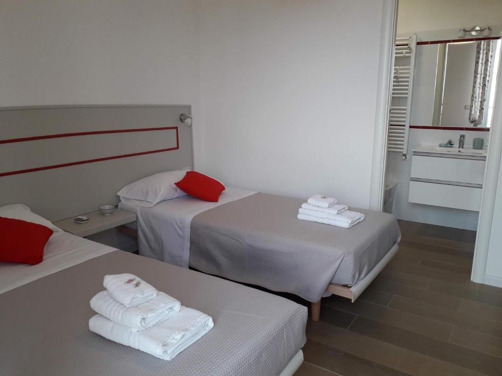 A bed or beds in a room at Jolie Julie Accomodation