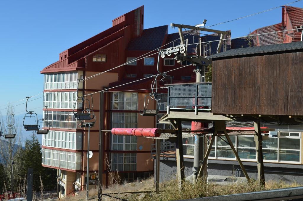 シエラネバダにあるNorth Adventureの建物前にスキーリフトあり