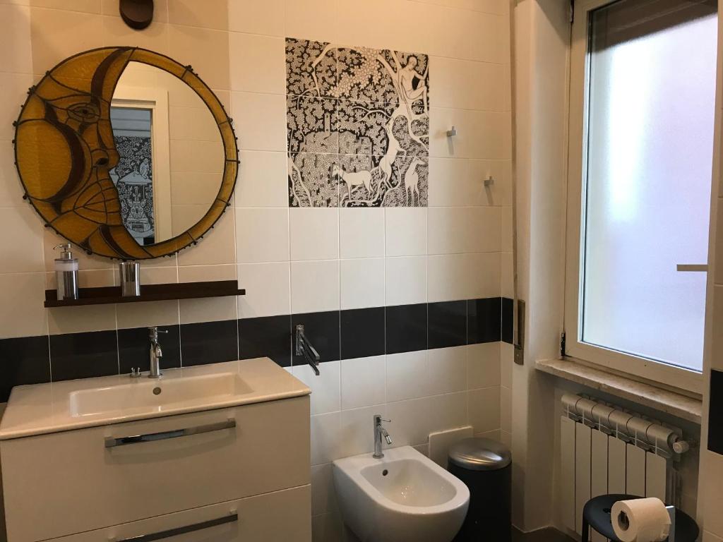 un bagno con lavandino e specchio di Il ramo d'oro a Napoli