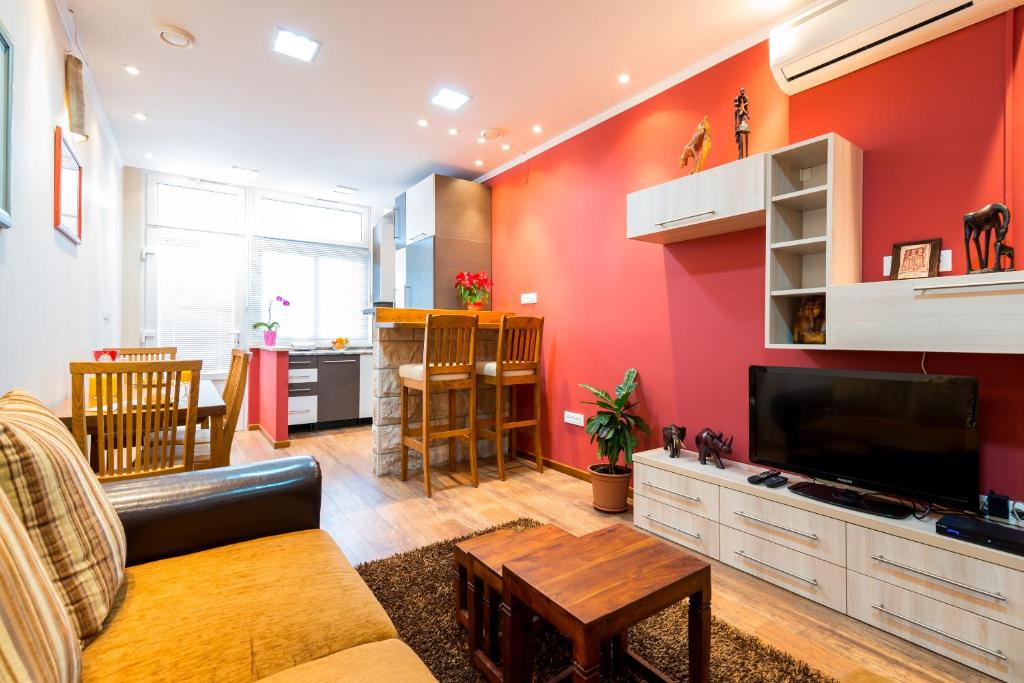 sala de estar con pared roja en Apartment Anna, en Dubrovnik